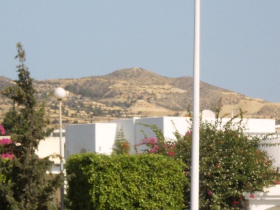 Blick von oben auf die Strasse gegenüber Omar Khayam Resort & Aquapark