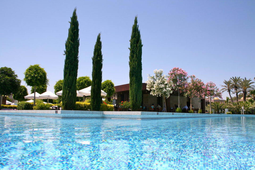 Pool mit Steak-Restaurant im Hintergrund Gloria Serenity Resort