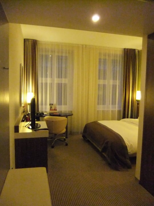 Blick von der Tür ins Zimmer Leonardo Royal Hotel Berlin Alexanderplatz