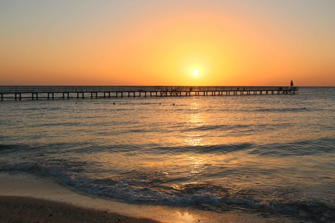 Sonnenaufgang am Strand Pickalbatros Palace Hotel-Port Ghalib