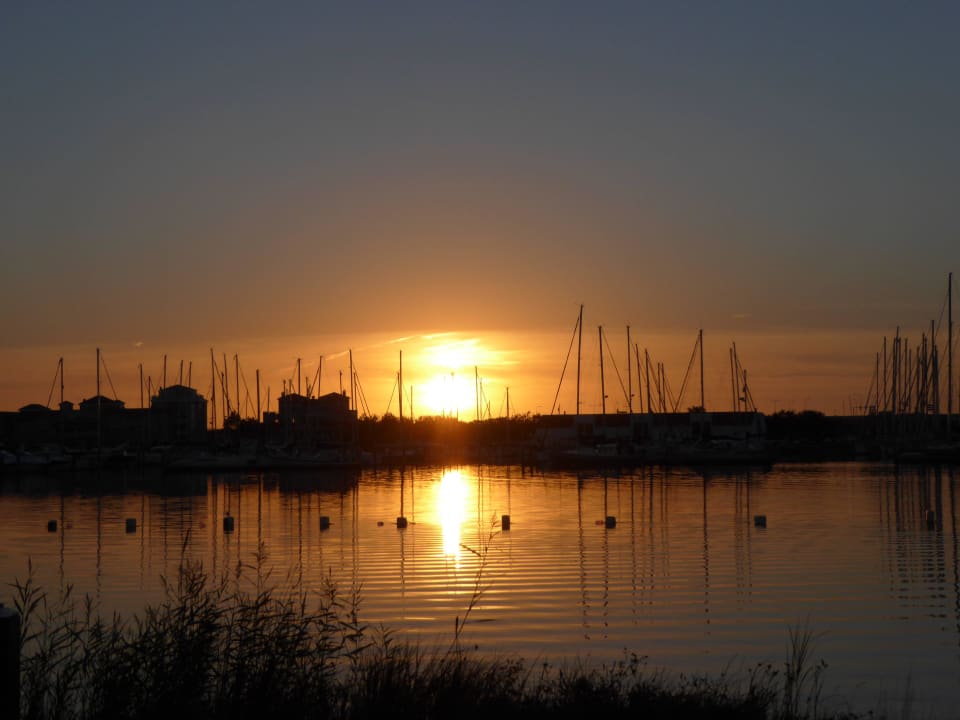 Jachthafen bei Sonnenuntergangv Center Parcs Port Zélande
