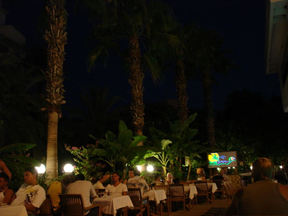 Abendessen am Pool Hotel Sesin