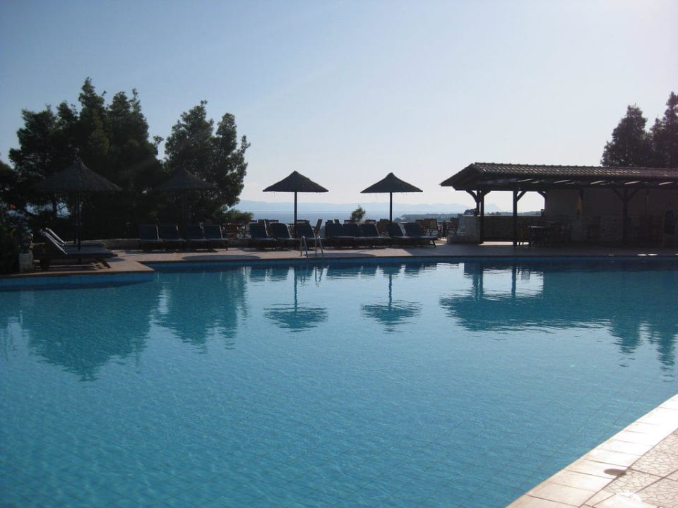 Großer Pool Alia Palace