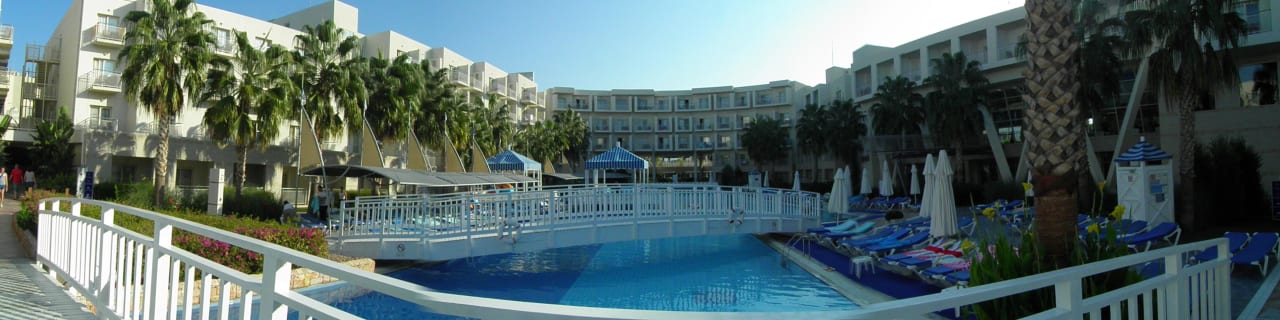 Pool und Anlage La Blanche Resort & Spa