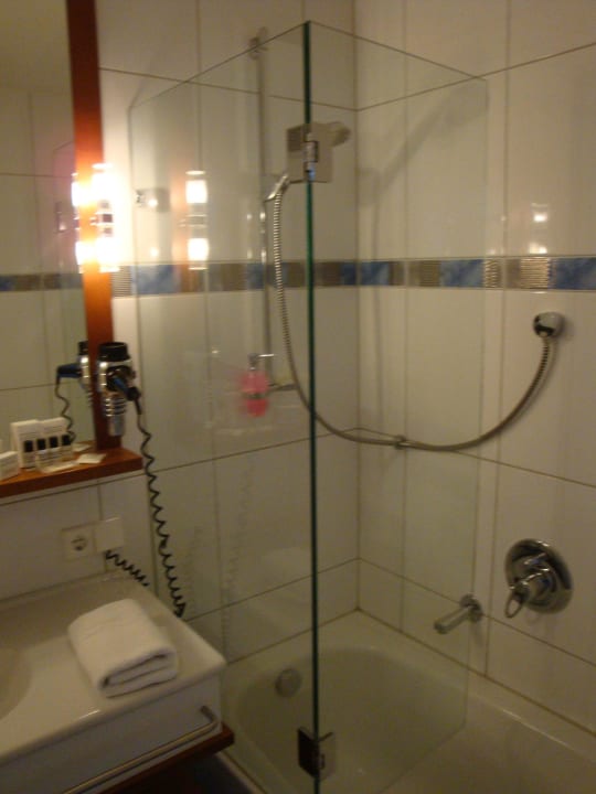 Badewanne mit Dusche Hotel Fährhaus