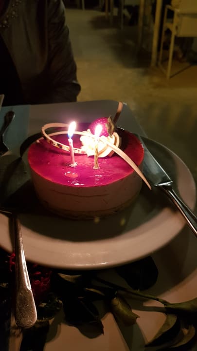 Geburtstagskuchen im Rocka Acanthus Cennet Barut Collection