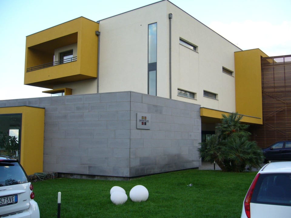 Rückseite des Hotels mit Eingang + Parkplatz Hotel Esperia Resort & Spa