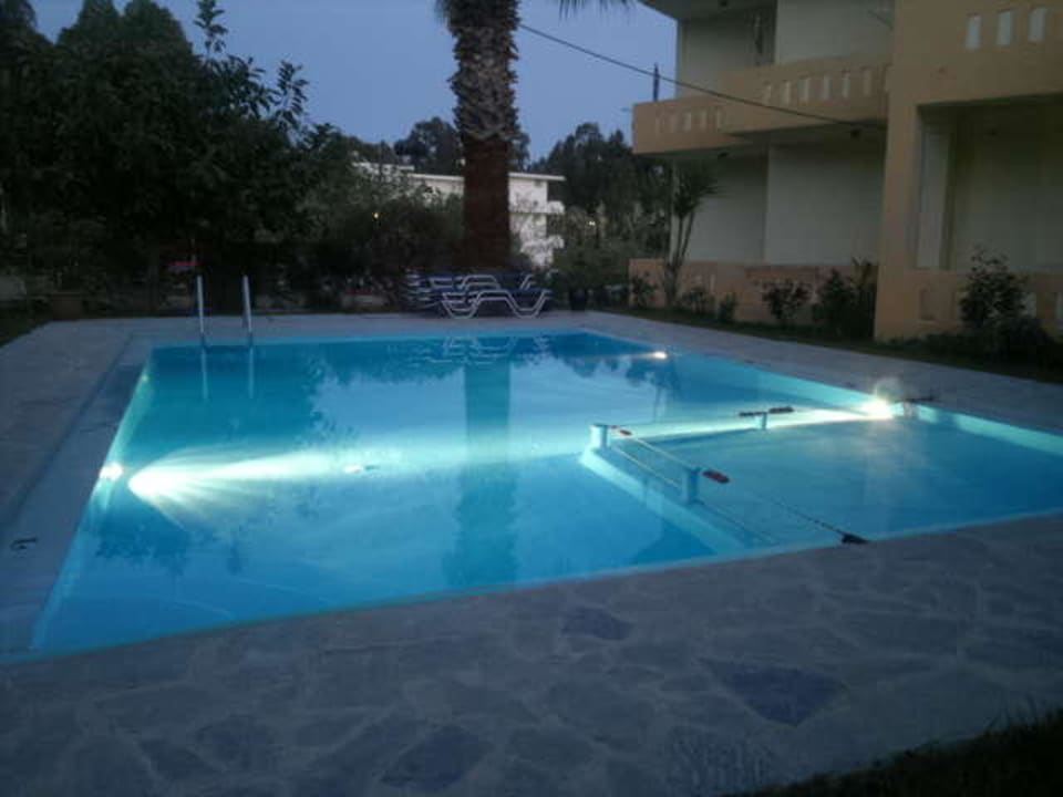 Dämmerung am Pool Riverhouse Apartments