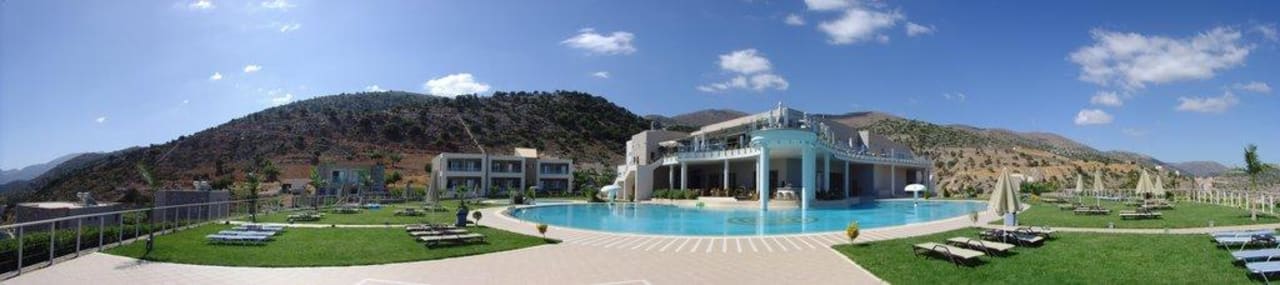 Blick auf die Hügel vom Hotel aus The Noverian Scenic Crete 5 Star Hilltop Villa Resort & Spa