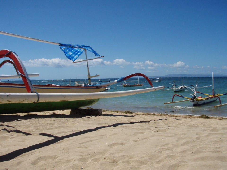 Balinesisches Boot am Strand Novotel Bali Benoa Hotel