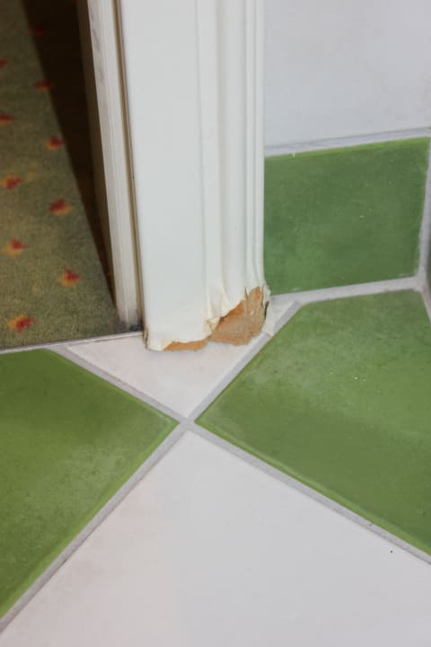 Farbabblätterung am Türramen POST Family Resort