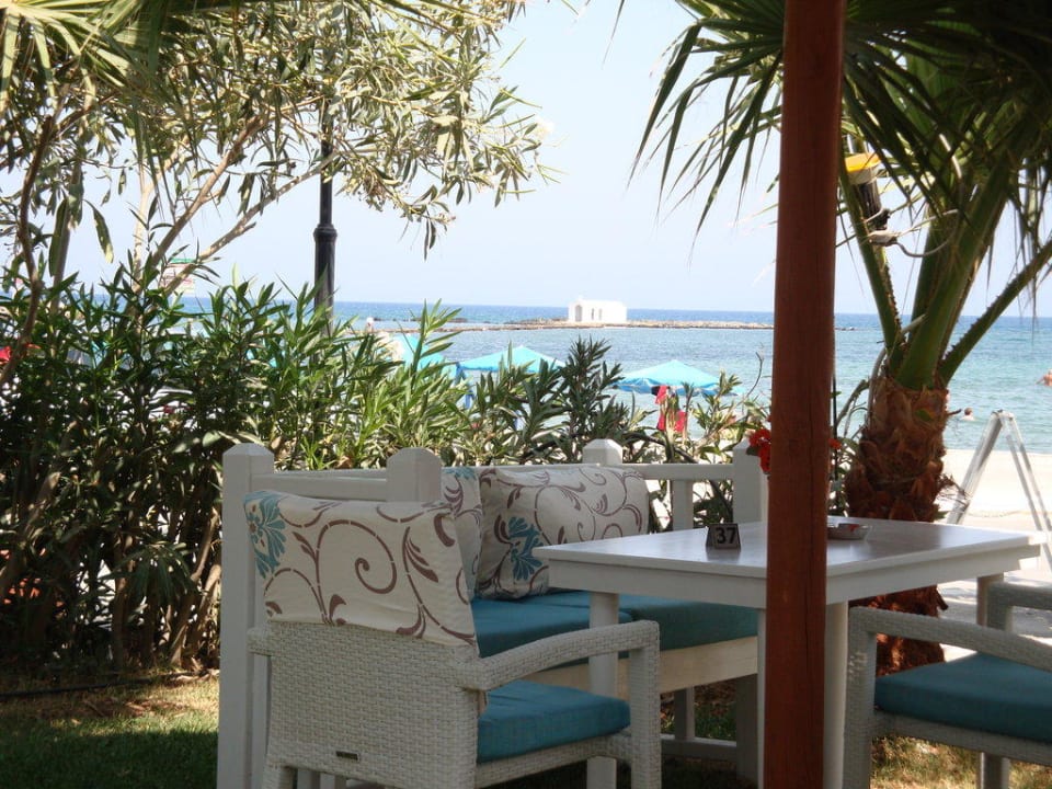 Blick von Gartenanlage auf das Meer Hotel Corissia Princess