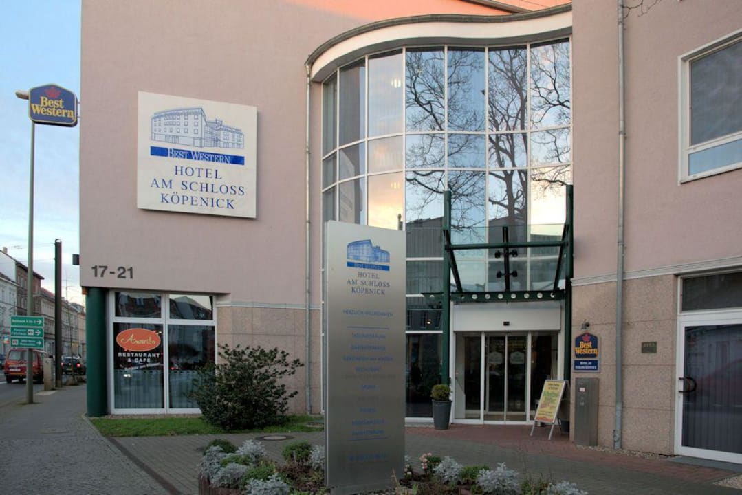 Hotel aussen von der Strasse aus gesehen Hotel Schloss Köpenick by Golden Tulip