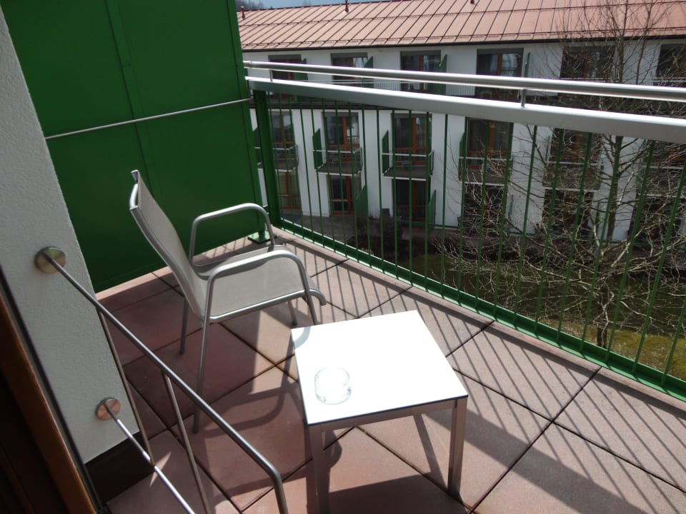 Balkon mit Tisch und 2 Sessel Heilthermen Resort Bad Waltersdorf