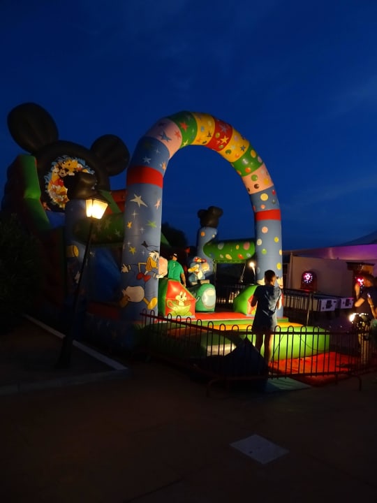 Hüpfburg abends bei der Minidisco Globales Bouganvilla