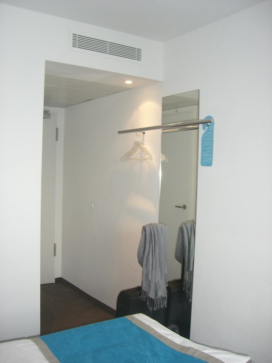 Spiegel und "Garderobe" Motel One Hamburg-Alster