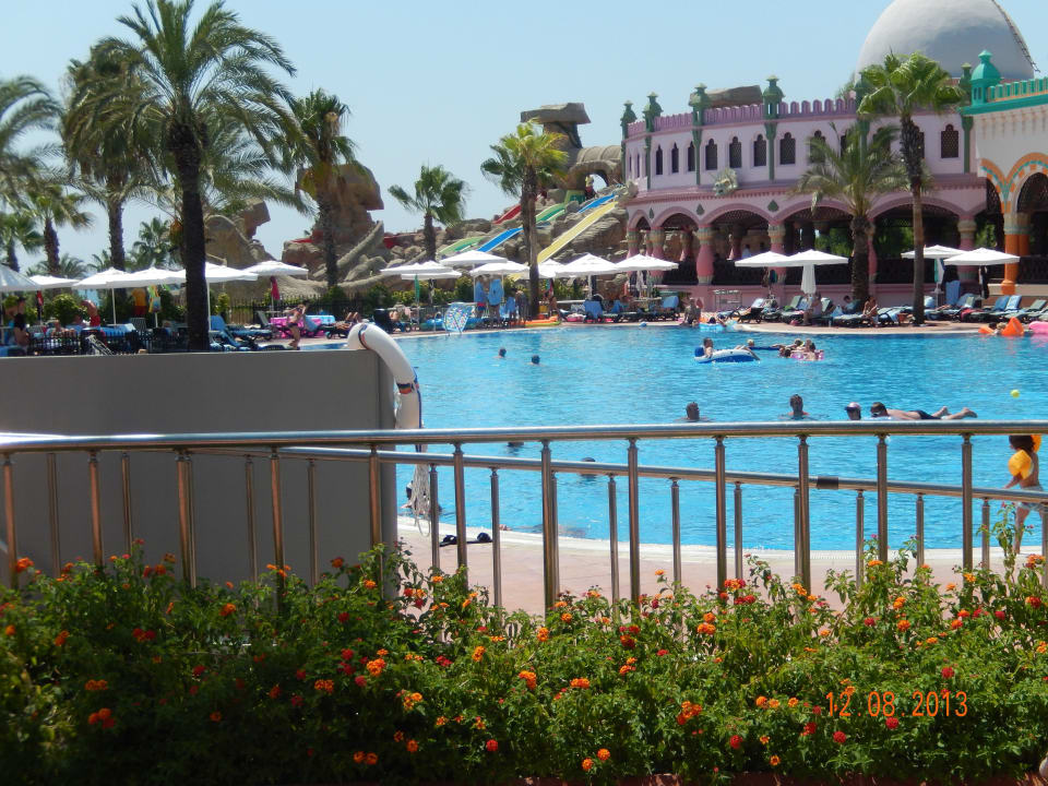 Pool dahinter Hauptrestaurant Kamelya Aishen Club