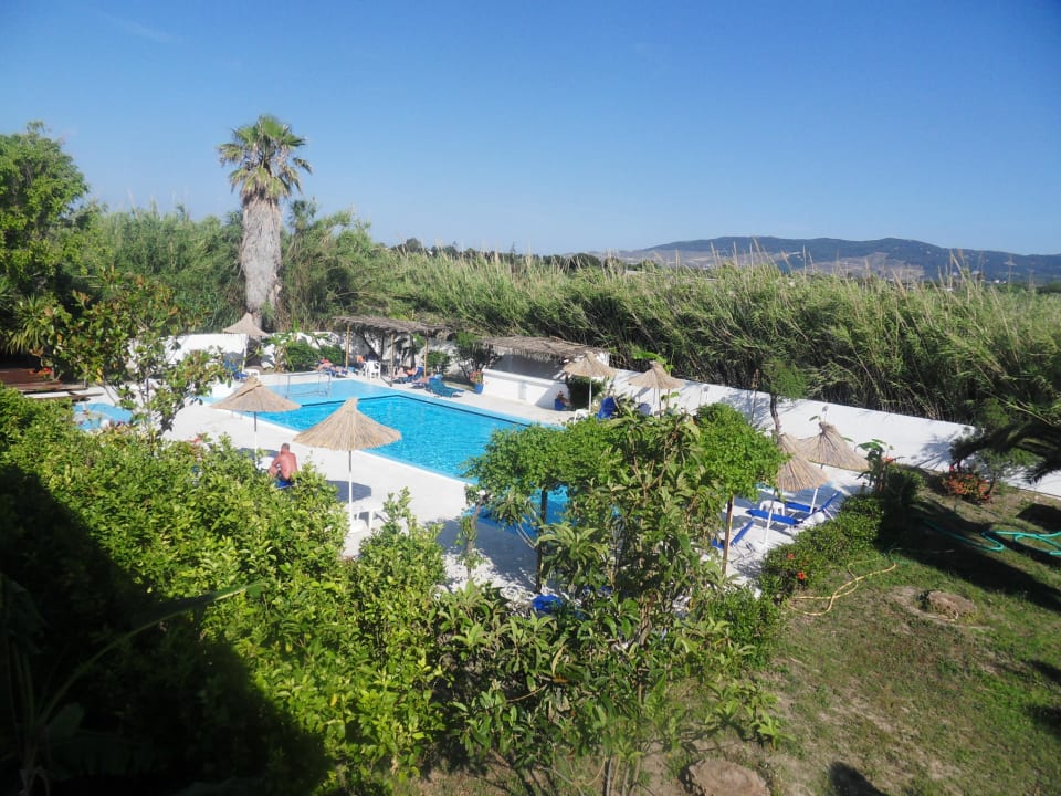 Blick vom Balkon zum Pool Costa Angela Seaside Resort