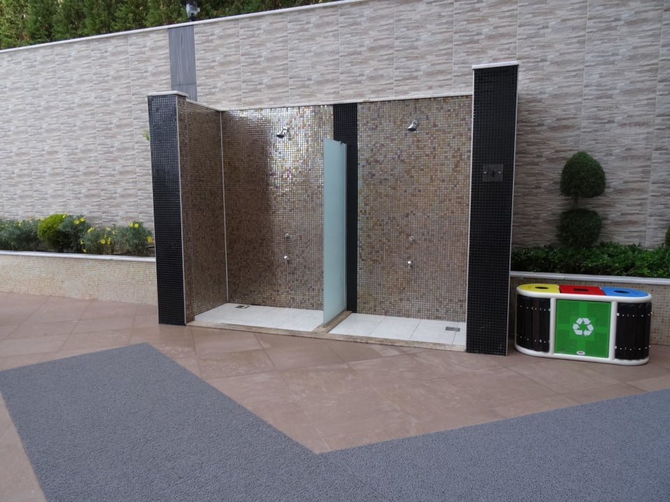 Duschen am Pool Michell Hotel & Spa