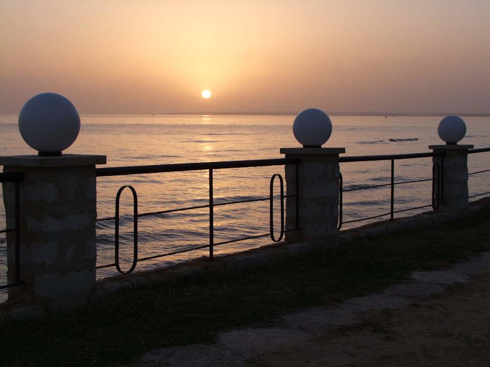 Sonnenaufgang am Meer  Alassio Hotel and Thalasso