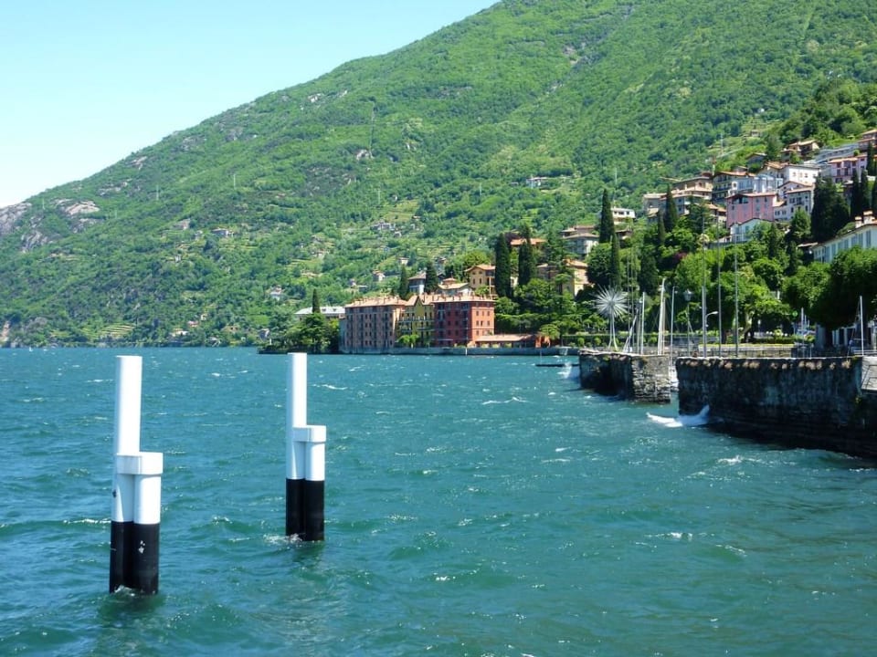 Das Hotel liegt links von den roten Häusern Hotel Meridiana