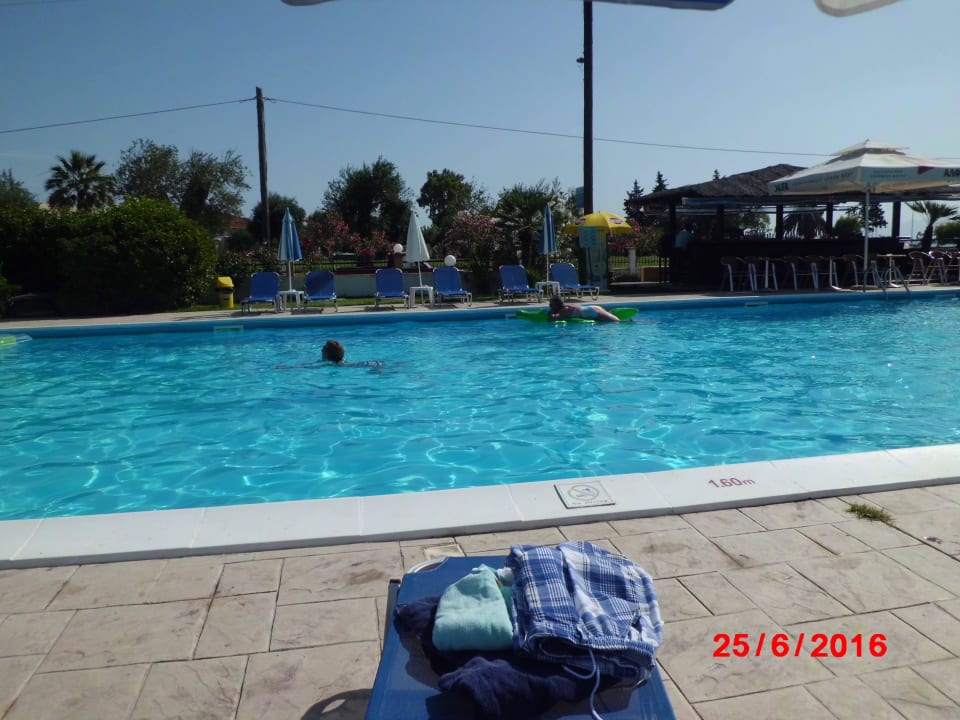 Zweitgrößter Pool Korfus Pension Egrypos