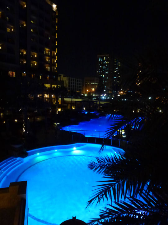 Pool abends Ajman Saray, a Luxury Collection Resort