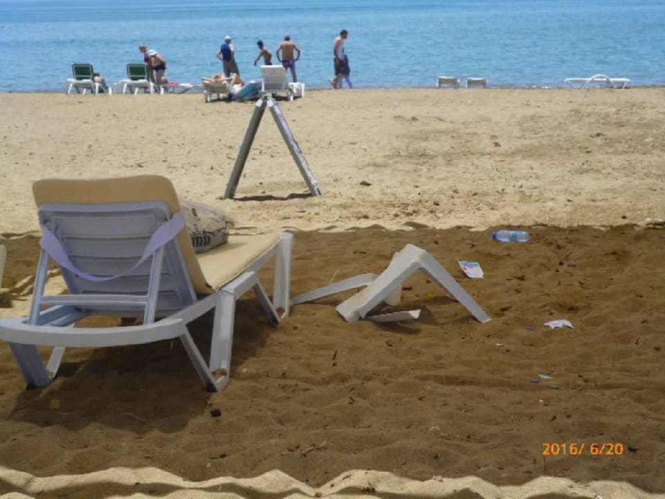 Tagelang lagen kaputte Möbel rum Maya World Park Hotel