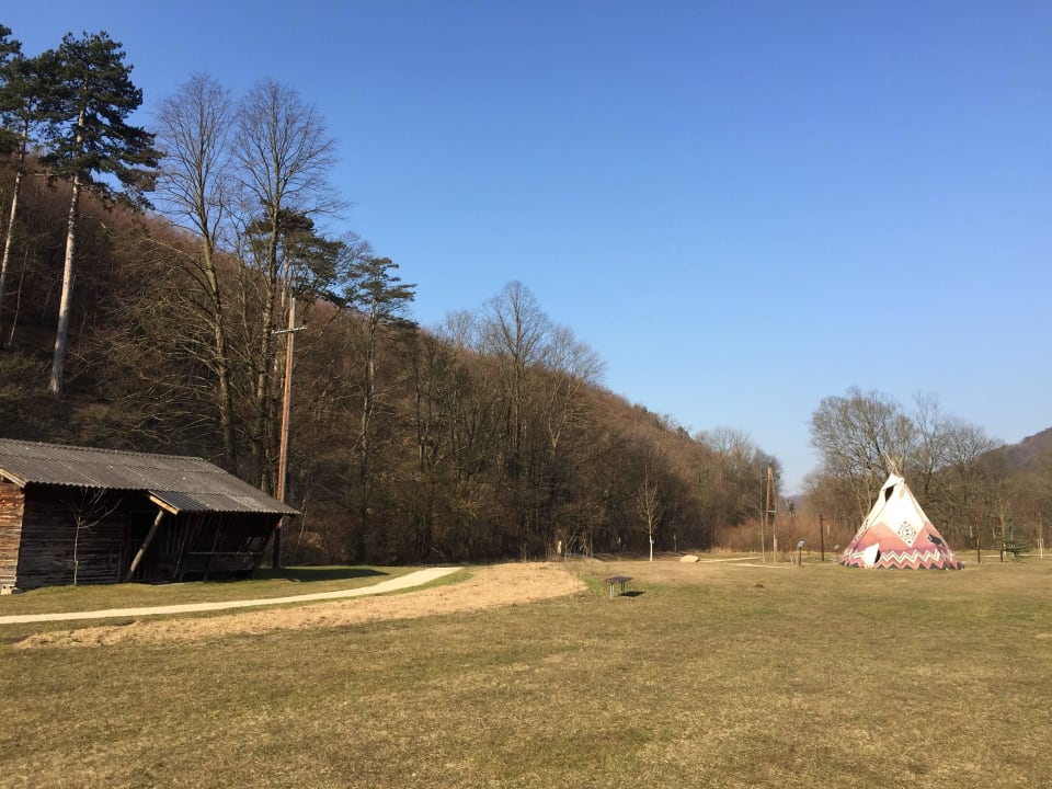 Indianerzelt im riesigen Garten Seminar & Event Hotel Krainerhütte