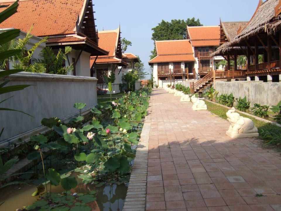 Innerhakb der Bungalowanlage Khaolak Bhandari Resort & Spa