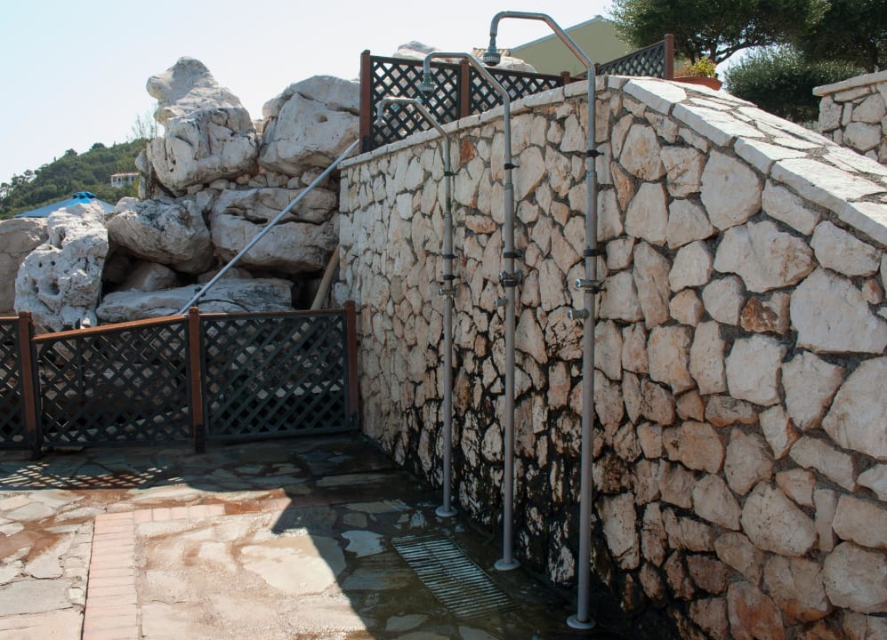 Duschen des Pools Hotel Mareblue Beach