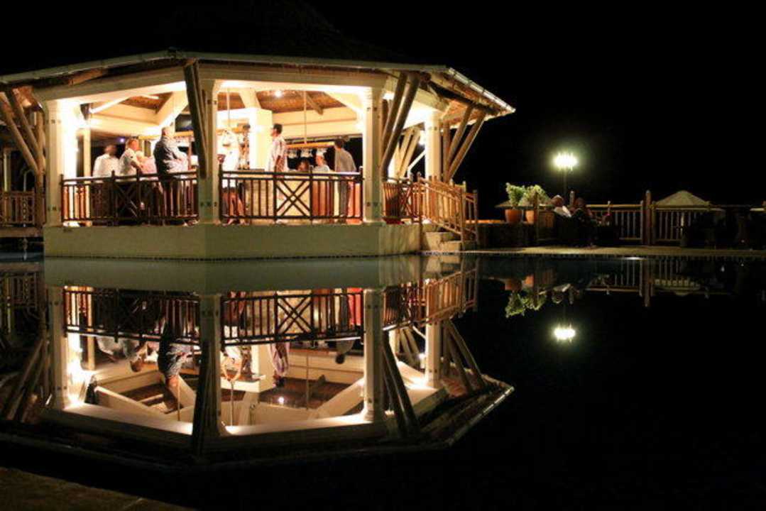 Poolbar am Abend Pearle Beach Resort & Spa