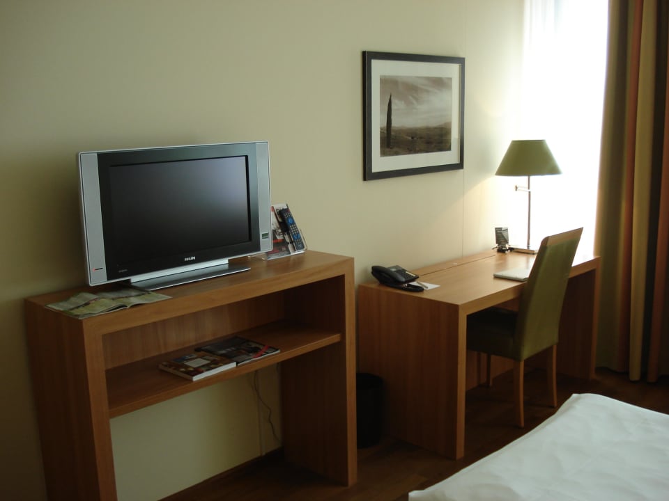 Schreibtisch mit Internetanschluß und Flachbild-TV AMERON Köln Hotel Regent