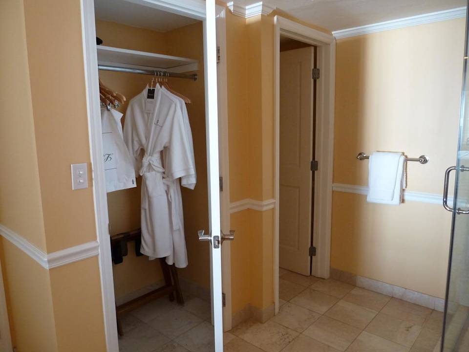 Doppelzimmer/Badezimmer mit Schrank und separatem WC Hotel Ocean Key Resort & Spa