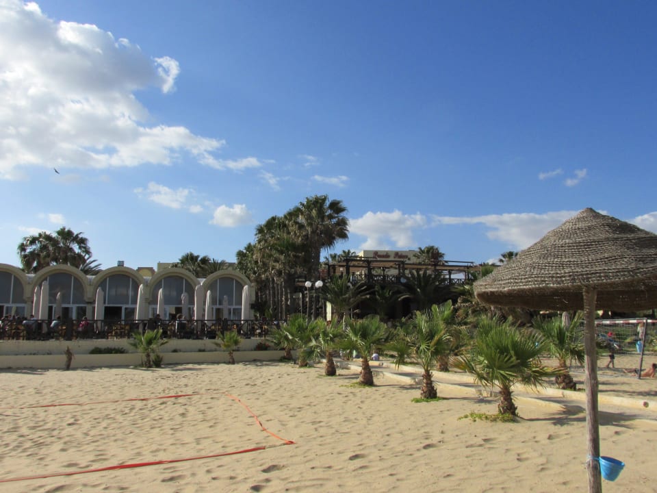 Blick vom Strand auf das Hotel Hotel Paradis Palace