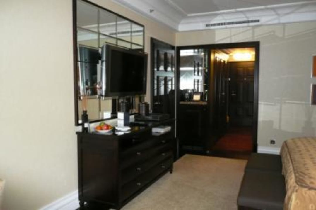 TV mit Blick zur Zimmertür Breidenbacher Hof