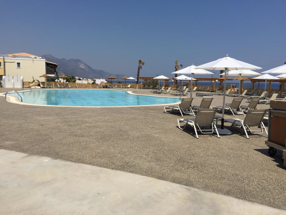Der 2. Pool Grand Blue Beach Hotel