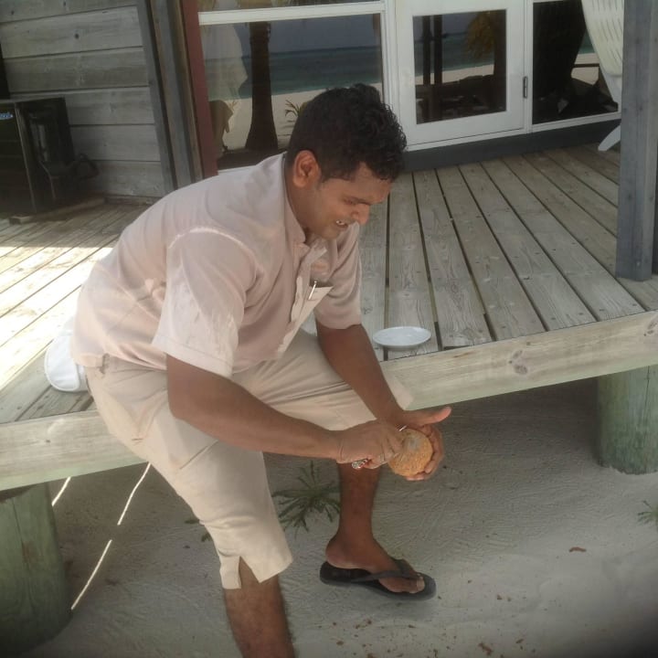 Unser Boy mit seiner Kokosnuss Kuredu Island Resort & Spa