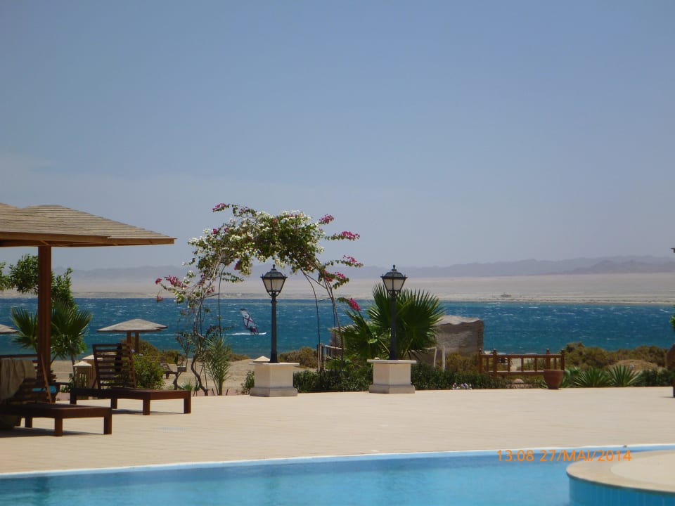 Blick vom Pool auf die Surfer Lahami Bay Beach Resort