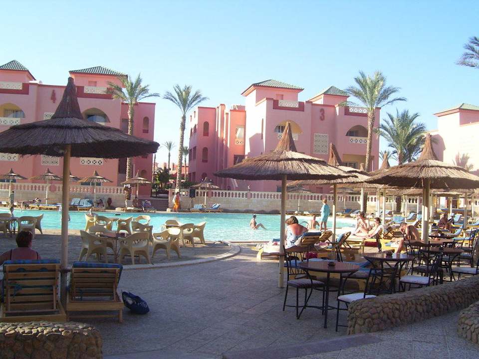 Пляж у бассейна Pickalbatros Aqua Park Resort - Hurghada