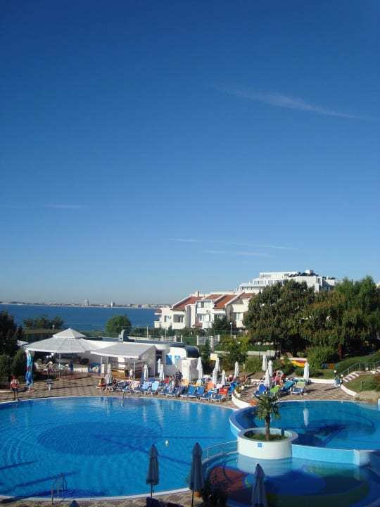 Schöne, gepflegte Poolanlage Hotel Sineva Beach
