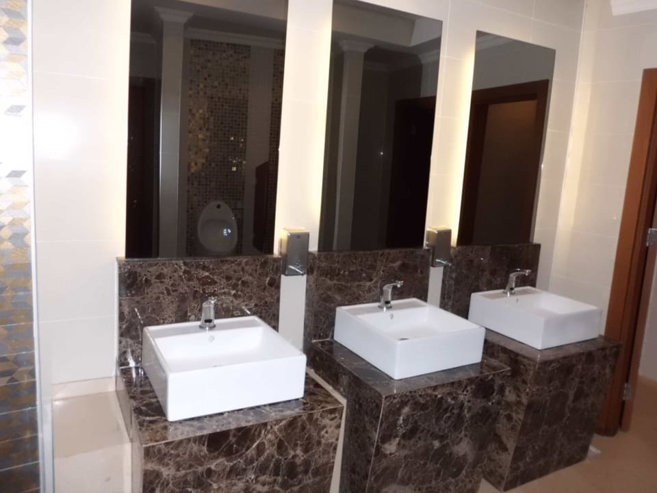 Blitzsaubere Waschtische in den Toiletten Side Sun Hotel