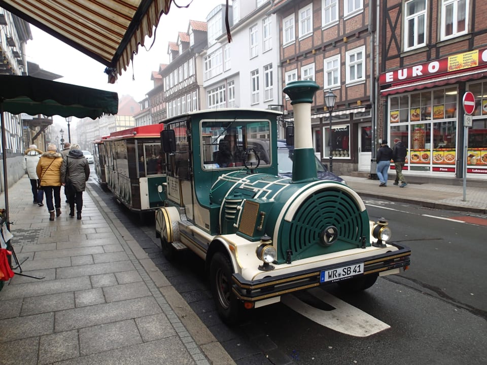 Bimmelbahn die zum Schloss Wernigerode fährt REGIOHOTEL Schanzenhaus Wernigerode