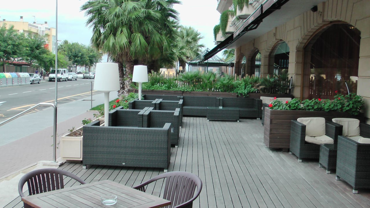 Der edle Launchbereich draußen Hotel Palas Pineda