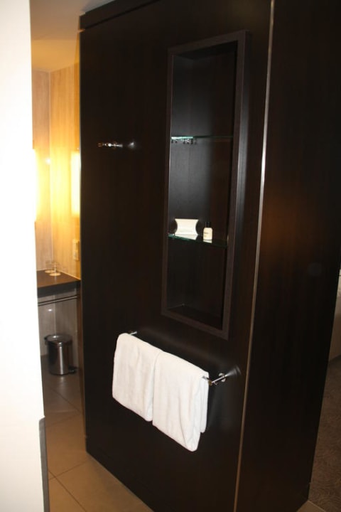 Rückseite des Schranks Lindner Hotel Vienna Am Belvedere, part of JdV by Hyatt