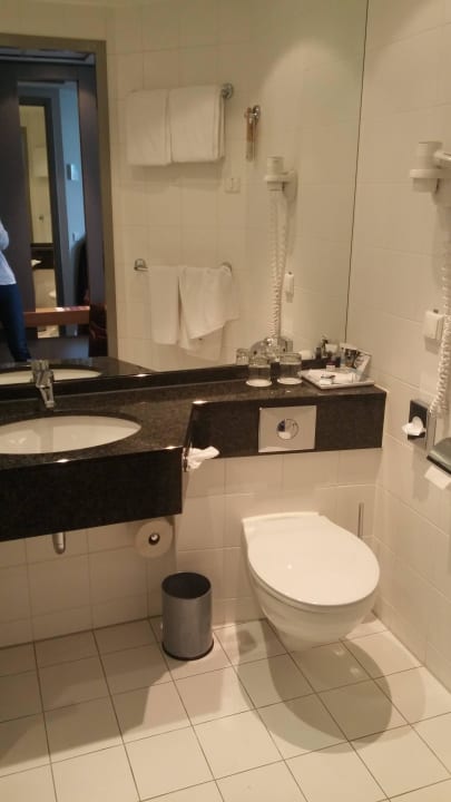 Teil des Badezimmers Mercure Hotel Hamburg Mitte