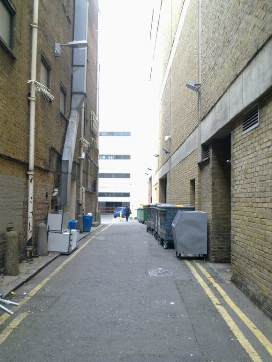 Gasse zum Hotel Holiday Inn Express London Croydon