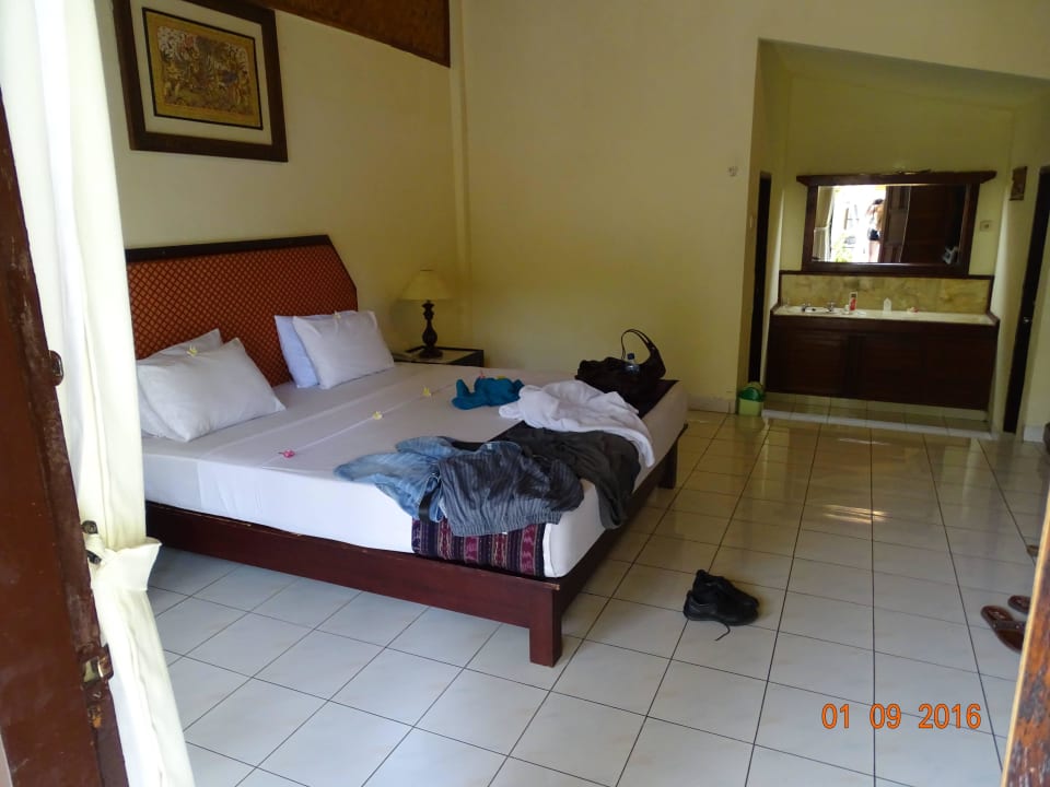 Sehr großes Zimmer Aditya Beach Resort Lovina