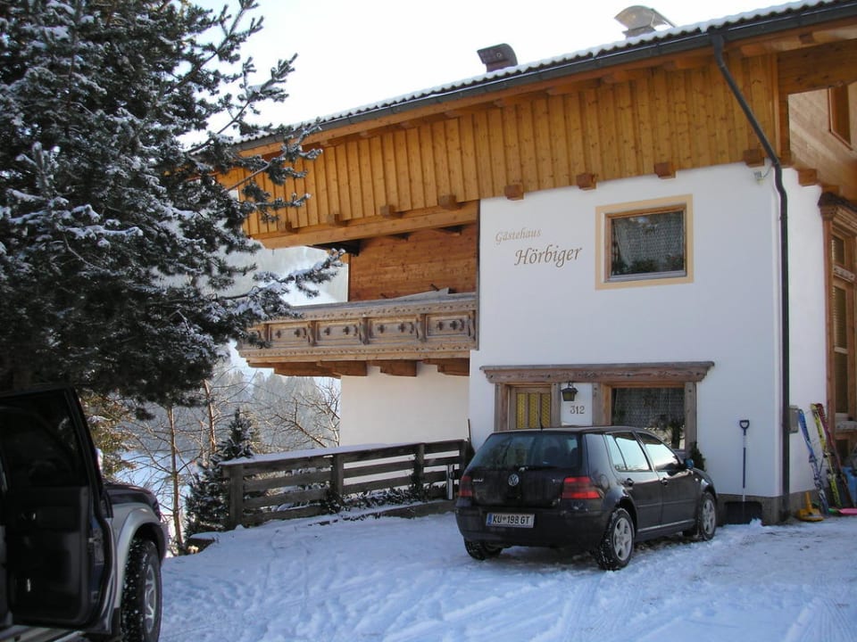 Parkplatz vor dem Haus Gästehaus Hörbiger