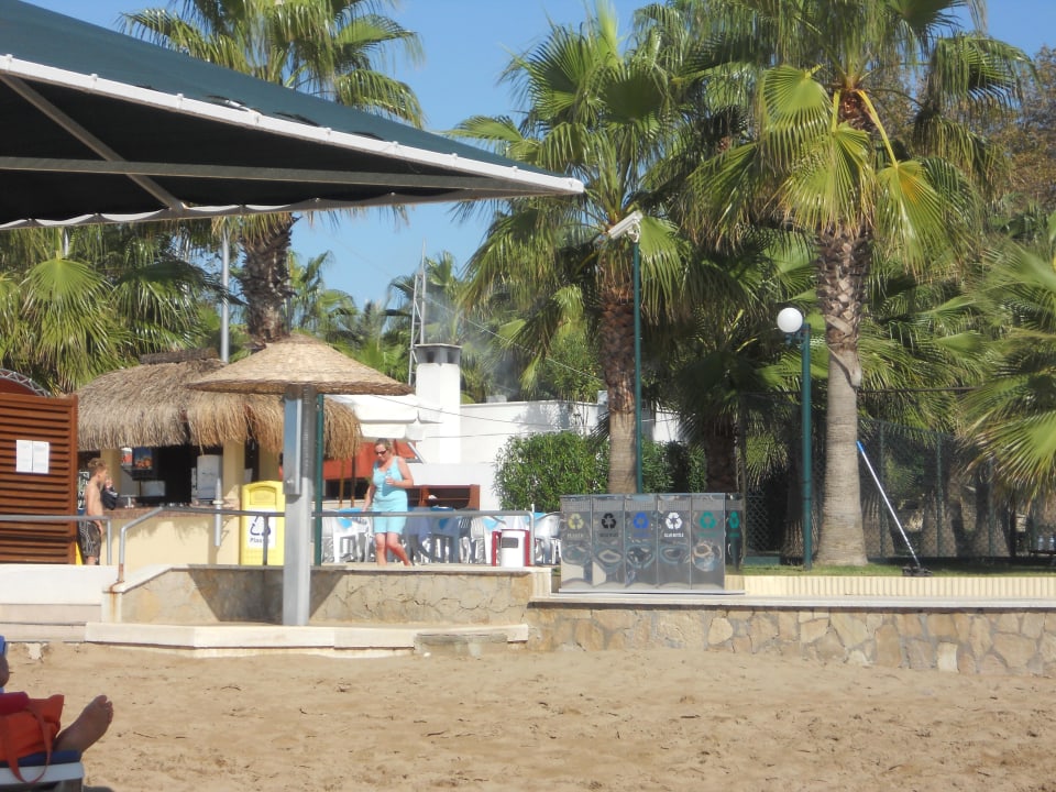 Dusche/Volleyballfeld Hotel Miramare Beach